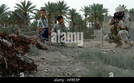 060427-N-2911P-098 Kamaliya, Irak (27. April 2006) - US-Marine Fotograf Mate 1. Klasse Bart Bauer, Flotte bekämpfen Kamera Group Pacific zugewiesen schießt Fotos während einer humanitären Mission durch US-Armeesoldaten von Delta Company, 3. Bataillon, 67. Armored Regiment, 4. Brigade, 101. US-Luftlandedivision in Kamaliya, Irak. Foto: U.S. Navy des Fotografen Mate 2. Klasse John T. Parker (freigegeben) US Navy 060427-N-2911P-098 US Navy Fotograf Mate 1. Klasse Bart Bauer, Flotte bekämpfen Kamera Group Pacific, schießt Fotos während einer humanitären Mission zugewiesen Stockfoto