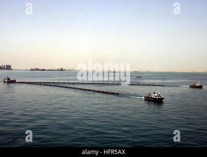 060429-N-8959T-088 Manama, Bahrain (29. April 2006) - zwei Offshore-Skimmer schleppen eine Öl-Ölsperre über das Wasser bei einer Ölpest und Erholung Beweis der Konzept-Demonstration. Eine Ölsperre Öl ist eine schwimmende Barriere, die verwendet wird, schnell zu reagieren und zu sammeln und Offshore-Öl-Leckagen zu erholen. Der Nachweis der Konzept-Demo konzentrierte sich auf die Fähigkeit der US-Marine und Host Nation Vermögen schnell reagieren und reagieren auf gefährliche Stoffe in die Gewässer. Foto: U.S. Navy Journalist 2. Klasse Cassandra Thompson (freigegeben) US Navy 060429-N-8959T-088 zwei Offshore-Skimmer Schlepptau ein Stockfoto