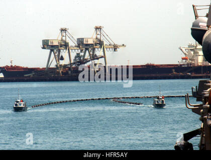 060429-N-8959T-094 Manama, Bahrain (29. April 2006) - zwei Offshore-Skimmer schleppen eine Öl-Ölsperre über das Wasser bei einer Ölpest und Erholung Beweis der Konzept-Demonstration. Eine Ölsperre Öl ist eine schwimmende Barriere, die verwendet wird, schnell zu reagieren und zu sammeln und Offshore-Öl-Leckagen zu erholen. Der Nachweis der Konzept-Demo konzentrierte sich auf die Fähigkeit der US-Marine und Host Nation Vermögen schnell reagieren und reagieren auf gefährliche Stoffe in die Gewässer. Foto: U.S. Navy Journalist 2. Klasse Cassandra Thompson (freigegeben) US Navy 060429-N-8959T-094 zwei Offshore-Skimmer Schlepptau ein Stockfoto