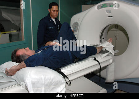 060501-N-2832L-001-Pazifik (1. Mai 2006) - Hospital Corpsman 3. Klasse Ronald Bayaca eine Computertomographie (CT)-Scan-Techniker prüft die Rechte untere Extremität eines Matrosen an Bord des Military Sealift Command Lazarettschiff USNS Mercy (T-AH 19), bei einer jüngsten Untersuchung. Gnade ist im Gange auf einer fünfmonatigen Bereitstellung, in der seine Mannschaft mit mehreren medizinischen Nichtregierungsorganisationen, humanitären Hilfe für Menschen in Süd- und Südost-Asien und den Pazifik-Inseln liefern funktionieren wird. Barmherzigkeit ist eine einzigartig in der Lage, Schiff, das bietet zahlreiche Dienstleistungen in verschiedenen Bereichen, einschließlich ge Stockfoto