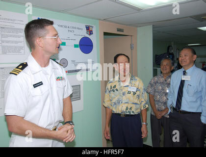 060505-N-3532C-079-Pazifik (2. Mai 2006) - Lt. CMdR Kurt Hildebrandt, M.D. bespricht Radiologie mit Aloha medizinische Mission (AMM) Mitglieder, während sie das Military Sealift Command (MSC) Lazarettschiff USNS Mercy (T-AH 19) tour. In den kommenden Monaten werden AMM und andere nicht-Regierungs-Organisationen mit Barmherzigkeit die humanitäre Unterstützung für Menschen in Südostasien team. US Navy Foto Journalist Seemann Joseph Caballero (freigegeben) U.S. Navy 060502-N-3532C-079 Lt. CMdR Kurt Hildebrandt, M.D. bespricht Radiologie mit Aloha medizinische Mission (AMM) Mitglieder, während sie das Militär tour Stockfoto