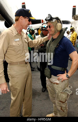 060503-N-5174T-016 Persischen Golf (3. Mai 2006) - Kommandant, Carrier Strike Group sieben, Rear Admiral Michael Miller, grüßt Schauspieler Gary Sinise, wie er an Bord der Flugzeugträger der Nimitz-Klasse USS Ronald Reagan (CVN-76 kommt). Sinise posierte für Fotos und Autogramme für die Mannschaft und begann während einer Tour durch US-Militäreinrichtungen in der Golfregion als Teil der United Services Organisation (USO) Carrier Air Wing 14 (CVW-14). Reagan und eingeschifften Carrier Air Wing One vier (CVW-14) sind derzeit im Rahmen einer routinemäßigen Rotation der US-Seestreitkräfte zur Unterstützung der Glob bereitgestellt. Stockfoto