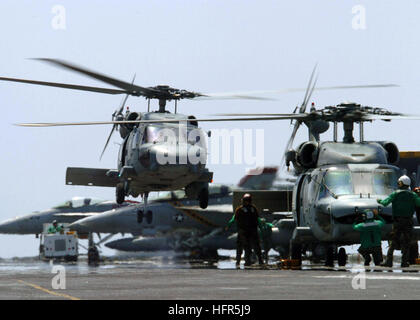 060504-N-7359L-008-Atlantik (4. Mai 2006) - SH-60 Seahawks Hubschrauber zugewiesen, die "Nightdippers" der Hubschrauber Anti-Submarine Squadron Five (HS-5), landet an Bord der Flugzeugträger der Nimitz-Klasse USS Dwight D. Eisenhower (CVN-69). Eisenhower und eingeschifften Carrier Air Wing Seven (CVW-7) sind in ihrer Composite Training Unit Übung (COMPTUEX) beteiligt. U.S. Navy Photo von PhotographerÕs Mate 3. Klasse Christopher B. lange (freigegeben) uns Marine 060504-N-7359L-008 SH-60 Seahawks Hubschrauber zugewiesen die Stockfoto