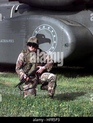 990502-N-6019M-005 Kukes, Albanien (2. Mai 1999)--Corporal Sylvester Meachem Winston Salem, NC bietet Sicherheit für eine MH-53E "Seedrache" vom Hubschrauber Grube Gegenmaßnahme Squadron One Five (HM-15). HM-15 als er landet auf einem Rinas Flughafen, um Vorräte für ein Flüchtlingslager in Kukes, Albanien. HM-15 ist derzeit an Bord der Grube Gegenmaßnahme Schiff USS Inchon (MCS-12) Betrieb in der Adria zur Unterstützung der 0peration glänzende Hoffnung begonnen, eine gemeinsame NATO und US Militär humanitäre Hilfsmaßnahmen in Verbindung mit zivilen Hilfsorganisationen kombiniert. US Navy, Foto von Fotograf Stockfoto