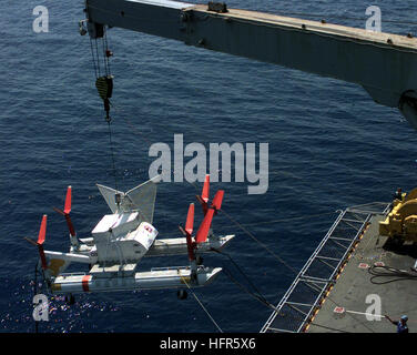 990527-N-6019M-501 auf hoher See an Bord USS Inchon (MCS-12) 27. Mai 1999--Hubschrauber Grube Gegenmaßnahme Squadron One Five (HM-15) MK-105 Schlitten ins Wasser während einer Mine Gegenmaßnahmen Übung im Adriatischen Meer sinkt. HM-15 ist an Bord USS Inchon begonnen, das derzeit in der Adria zur Unterstützung der Operation Shining Hope operiert. Foto: U.S. Navy des Fotografen Mate 2. Klasse Brian McFadden. (FREIGEGEBEN) US Navy 990527-N-6019M-501 MK-105 Schlitten wird ins Wasser abgesenkt Stockfoto