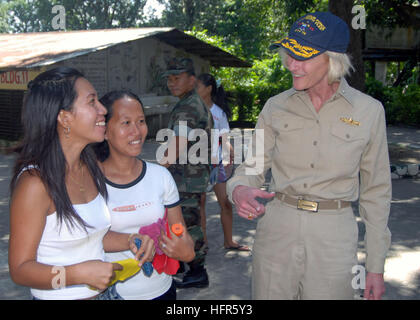 071030-N-6710M-045 OLONGAPO CITY, Republik der Philippinen (30. Oktober 2007) - Rear Admiral Carol Pottenger, Kommandant, kombiniert Task Force (CTF) 76, spricht mit Schülern in neuen Cabalan Elementary School während eines Gemeindeprojektes Beziehungen von Seefahrern aus USS Tortuga (LSD 46) durchgeführt. Tortuga und der 31. Marine Expeditionary Unit (MEU) wurden Teilnahme an bilateralen Übungen mit der Streitkräfte der Philippinen in den Philippinen. US Navy Foto von Masse Kommunikation Spezialist Seemann Brandon Myrick (freigegeben) US Navy 071030-N-6710M-045 Rear Admiral Carol Pottenger, Kommandant, Combi Stockfoto