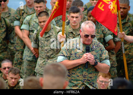 060514-N-4772B-075 Golf von Thailand (14. Mai 2006) - Kommandierender Offizier, 31. Marine Expeditionary Unit (MEU), Oberst Walter L. Miller spricht mit einigen seiner eingeschifften Marines auf dem Flugdeck der amphibischen Dock Landungsschiff USS Harpers Ferry (LSD-49). Harpers Ferry und Elemente der 31. MEU sind auf dem Weg zur Teilnahme an des 25. Jahrestags der jährlichen U.S./Thai Übung Cobra Gold 2006 zur Förderung regionaler Stabilität und Sicherheit. Kobra-Gold ist eine kombinierte jährlichen gemeinsamen Übung zur Entwicklung Interoperabilität, Stärkung der Beziehungen zwischen Dienstleistungen und Entwicklung von cr Stockfoto