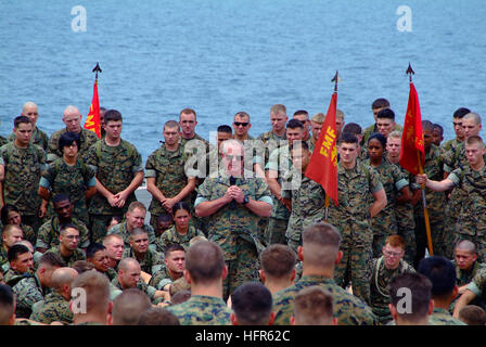 060514-N-4772B-077-Golf von Thailand (14. Mai 2006) - Kommandierender Offizier, 31. Marine Expeditionary Unit (MEU) Oberst Walter L. Miller spricht mit seinem eingeschifften Marines auf dem Flugdeck der amphibischen Dock Landungsschiff USS Harpers Ferry (LSD-49). Harpers Ferry und Elemente der 31. MEU sind auf dem Weg zur Teilnahme an des 25. Jahrestags der jährlichen U.S./Thai Übung Cobra Gold 2006 zur Förderung regionaler Stabilität und Sicherheit. Kobra-Gold ist eine kombinierte jährlichen gemeinsamen Übung zur Entwicklung Interoperabilität, Stärkung der Beziehungen zwischen Dienstleistungen und entwickeln Cross-Kul Stockfoto