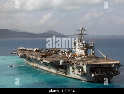 060515-N-9621S-080-Atlantik (15. Mai 2006) Ð der Nimitz-Klasse-Flugzeugträger USS George Washington (CVN-73) zum ankern vor der Küste St. Johns bereitet, Antigua, zu Beginn eines viertägigen Freiheit Ports nennen. George Washington Carrier Strike Group ist derzeit Partnership of the Americas, eine maritime Ausbildung und Bereitschaft Bereitstellung der US-Seestreitkräfte mit karibischen und lateinamerikanischen Ländern zur Unterstützung der US Southern Command (SOUTHCOM) Ziele zur Erhöhung der maritimen Sicherheit beteiligt. Foto: U.S. Navy des Fotografen Mate 3. Klasse Christopher Schritt Stockfoto