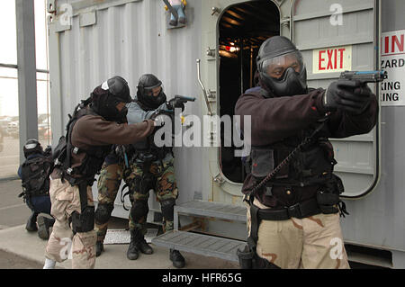 060517-5911S-017 San Diego (17. Mai 2006) - Segler zugewiesen Lenkwaffenzerstörer USS Milius (DDG-69), vorbereiten, durch eine wasserdichte Tür während des Trainings im Center für die Sicherheitskräfte am Naval Station San Diego voraus. Milius Segler nahmen an umfangreichen enge Viertel Bekämpfung Umgebungen Durchsuchung und Beschlagnahme Lerntechniken. Foto: U.S. Navy PhotographerÕs Mate Airman Derek R. Sanchez (freigegeben) uns 060517-N-5911S-017 Marineseeleute zugewiesen Lenkwaffenzerstörer USS Milius (DDG-69), vorbereiten, durch eine wasserdichte Tür während des Trainings im Center für Secur voraus Stockfoto