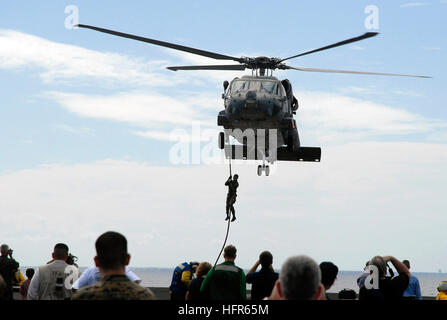 070926-N-0890S-042 PACIFIC OCEAN (26. September 2007) - Segler zugewiesen, Explosive Ordnance Entsorgung Mobile Einheit (EODMU) 11, det 3, Fast-Seil aus einer SH-60F Seahawk Hubschrauber, die "Indianer" der Hubschrauber Anti-Submarine Squadron (HS) 6, auf dem Flugdeck der nuklear angetriebene Flugzeugträger USS Nimitz (CVN-68) zugeordnet. Nimitz Carrier Strike Group und eingeschifften Carrier Air Wing (CVW) 11 kehren zu ihrem Heimathafen San Diego nach einem sechsmonatigen Einsatz. Foto: U.S. Navy Masse Kommunikation Spezialist Seaman David L. Smart (freigegeben) uns 070926-N-0890S-042 Marineseeleute zugewiesen Stockfoto