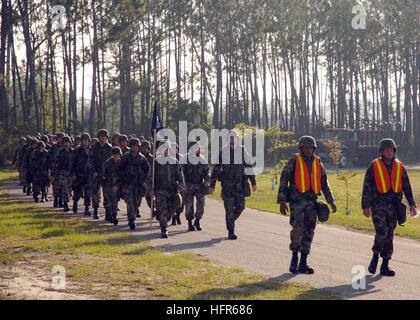 060522-N-6889J-027 Gulfport, Mississippi (22. Mai 2006) - Seabees von Naval Mobile Bau-Bataillon sieben vier (NMCB 74) Delta Unternehmen marschieren in Richtung Seabee See an Bord der Naval Construction Battalion Center. Delta Unternehmen ist eine Flüssigkeitszufuhr Übung abschließen, die besteht aus drei Meilen in voller Montur zur Vorbereitung für die Hitze und anstrengende Aufgaben erwartet bei einer anstehenden Bereitstellung marschieren. Foto: U.S. Navy PhotographerÕs Mate 2. Klasse Gregory N. gründeten (freigegeben) US Navy 060522-N-6889J-027 Navy Datei Foto Stockfoto