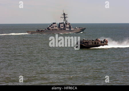 060522-N-7676W-039-Atlantik (22. Mai 2006) - Landing Craft Luftpolster sieben ein (STERNS-71) übergibt die Lenkwaffenzerstörer USS Ramage (DDG-61) nach dem Laden Ausrüstung an Bord der amphibischen Angriff Schiff USS Kearsarge (LHD-3) für New York City Fleet Week gebunden. Mehr als 1000 Matrosen und 600 Marinesoldaten an Bord des Schiffes amphibischer Angriff nehmen an Teil Fleet Week Aktivitäten Mai 24 bis 31. US Navy, Foto von Mr John F. Williams (freigegeben) US Navy 060522-N-7676W-039 Landing Craft Luftpolster sieben ein (STERNS-71) Pässe Lenkwaffenzerstörer USS Ramage (DDG-61) nach loadin Stockfoto