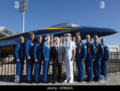 060522-N-5390M-003 Annapolis, MD. (22. Mai 2006) - der US-Marine Flug Demonstration Teammitglieder, die Blue Angels, besuchen eine Einweihungsfeier am Navy Marine Corps Memorial Stadium in Annapolis zusammen mit der US Naval Academy Superintendent Vice Adm. Rodney P. Rempt, Mitte-rechts, und Herr Hank Nothhaft, präsentieren im Namen der Blue Angels 1. Flug Führer, Navy Captain Roy "Butch" Voris. Eine Gedenktafel in der Nähe ein Flugzeug F/A-18 Hornet Display gemalt in den traditionellen Farben blaue und gold, die Opfer von den 25 Blue Angels, die ihr Leben im Team Flugbetrieb während es ehrt Stockfoto