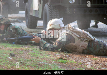 060602-N-6827R-042 Fort Eustis, Virginia (2. Juni 2006) - Lt. Robert Smith überprüft die Seiten auf seine M-16A1 während einer Übung. Corpsman, 2. und 5. Naval vorbeugende Sanitätsbataillons und dem Naval Krankheit Vector Control Center zugewiesen beteiligte sich an einem zweiwöchigen Kampffähigkeiten Ausbildung bei ft. Eustis. US Navy Foto des Fotografen Mate Airman rekrutieren Scott Rancilio (freigegeben) US Navy 060602-N-6827R-042 Lt. Robert Smith überprüft die Seiten auf seine M-16A1 während einer Übung Stockfoto