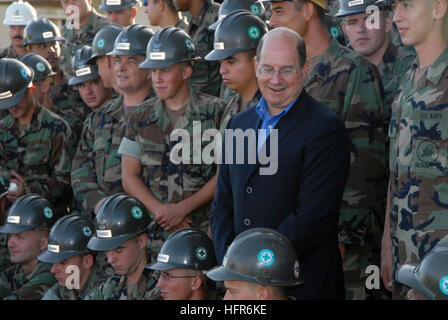 060825-N-9662L-064 Santa Rita, Guam (25. August 2006) - Secretary Of The Navy (SECNAV), Honorable Dr. Donald C. Winter spricht mit Seabees zugewiesen Naval Mobile Bau-Bataillon vier Null (NMCB-40), während ein Gruppenfoto treffen und grüßen Frühstück im Camp Covington Galeere an Bord Naval Base Guam statt. Während des Frühstücks hatte Sekretärin Winter die Gelegenheit, direkt mit den Seglern zu sprechen. NMCB-40 wird derzeit auf Guam mit Abteilungen in den Irak und Afghanistan zur Unterstützung der globalen Krieg gegen den Terrorismus eingesetzt bereitgestellt. Foto: U.S. Navy Mass Communication Specialist 2.Klasse Stockfoto