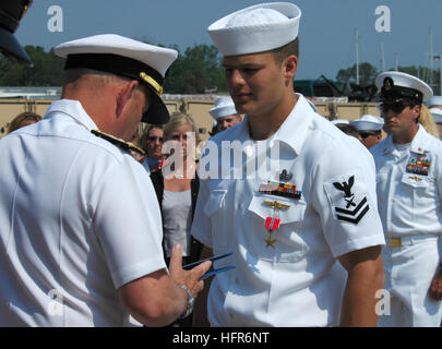 060526-N-0635C-067 Norfolk, Virginia (26. Mai 2006) - Rear Admiral Donald Bullard, Kommandant, Marine Expeditionary Combat Command präsentiert den Bronze Star mit Combat Unterscheidung Gerät, Gunner es Mate 2. Klasse Bradley J. scharf bei Marine amphibische Basis Little Creek, VA. 26 Mai. Ein Silver Star und 14 Bronze Stars, erhielten alle mit Ausnahme von einem Bronzestern mit Combat Unterscheidung Gerät für Segler von Explosive Ordnance Entsorgung Mobile Einheit (EODMU) 2, Ablösungen 02, 20 und 28, für verschiedene Aktionen zur Unterstützung der Operation Iraqi Freedom und der globale Krieg gegen den Terrorismus. U. S. Navy pho Stockfoto