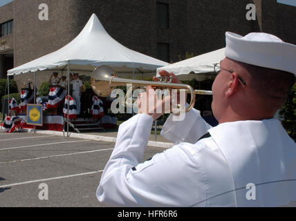 060526-N-4014G-174 Norfolk, Virginia (26. Mai 2006) - spielt ein Hornist Hähne nach der Trauerfeier zu Ehren der 54 u-Boote während des zweiten Weltkriegs. Aktueller und ehemaliger US Navy u-Bootfahrer versammeln jährlich, um ihre Kameraden zu gedenken, die als Folge des zweiten Weltkriegs verloren gingen. USS Skate (SSN-578) war auch in diesem Jahr geehrt, wie es in der u-Boot-Hall Of Fame aufgenommen wurde. Foto: U.S. Navy des Fotografen Mate Airman Lehrling Patrick Gearhiser (freigegeben) uns Marine 060526-N-4014G-174 A Bugler spielt Hähne nach der Trauerfeier zu Ehren der 54 u-Boote während des zweiten Weltkriegs Stockfoto