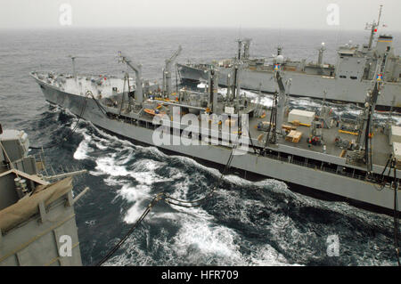 060529-N-3136P-017 Pazifik (29. Mai 2006) Ð The Military Sealift Command (MSC) im Gange Nachschub fettiger USNS Yukon (T-AO 202) führt ein dual Nachschub auf dem Meer (RAS) mit USS Kitty Hawk (CV-63) und dem MSC Munition Schiff USNS Flint (T-AE-32). Derzeit im Gange, in der 7. Flotte Verantwortungsbereich (AOR), zeigt Kitty Hawk Machtprojektion und Meer Kontrolle als Flugzeugträger der U.S. Navy nur dauerhaft nach vorne bereitgestellt. US Navy Foto vom Fotografen Mate Flieger Jimmy C. Pan (freigegeben) uns Marine 060529-N-3136P-017 The Military Sealift Command (MSC) im Gange Replen Stockfoto