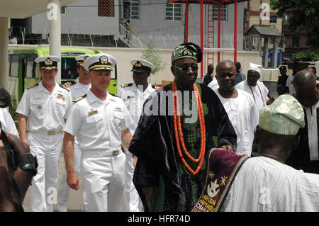 060602-N8637R-006-Lagos, Nigeria (2. Juni 2006) - eine Delegation des kommandierenden Marineoffiziere aus marinen aus der ganzen Welt, werden in einer Prozession hinter der Obo Lagos Nigeria von Commander, Zerstörer Geschwader sechs Null (COMDESRON-60), Commodore Tom Rowden geführt. Oba ist ein geistiger Führer in der nigerianischen Kultur mit dem Respekt des Königtums. Außerdem befindet sich an Bord der geführte Flugkörper-Zerstörer USS Barry (DDG-52) zur Teilnahme an das goldene Jubiläum, feiern den 50. Jahrestag der nigerianischen Marine in Nigeria. Barry ist derzeit im Golf von Guinea zur Unterstützung der Kommandant, Marine F Stockfoto