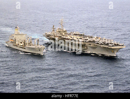 Steuerbord Bogen Ansicht von uns Naval Ship (USNS) Military Sealift Command (MSC) betrieben Öler USNS YUKON (T-AO 202), wie es an der Seite der USS CONSTELLATION (CV-64), zieht im Gange Nachschub (UNREP), während im Gange in den Südpazifik durchzuführen. USS Constellation (CV-64) Unrep mit USNS Yukon Stockfoto