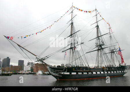 060610-N-8110K-022 Boston, Massachusetts (10. Juni 2006) Ð USS Constitution, startet ÒOld IronsidesÓ für eine Turn-around-Kreuzfahrt im Hafen von Boston.  Das WorldÕs älteste beauftragte Kriegsschiff wird Fort Independence auf Castle Island cruise wo es 21 Salutschüsse ausgelöst wird, bevor er an seinen Liegeplatz in Charlestown Navy Yard. Die Turnaround-Kreuzfahrt ist einer der Höhepunkte des Boston Navy Woche. Twenty-Four solche Wochen sind in diesem Jahr in Städten in den USA, organisiert durch die Marine Büro der Community Outreach (NAVCO) geplant. NAVCO Aufgabe ist die Verbesserung der Marine Markenimage in Gebieten mit Stockfoto