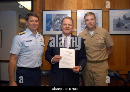 070111-N-2789G-011 Keyport, Washington (11. Januar 2007) - Rear Admiral Richard Houk, Kommandant, 13 Küstenwache-Bezirk, links, und Rear Admiral William French, Commander, Navy Region Nordwest, rechts, Treffen mit John Lee, Direktor, Washington Sate Veterans Affairs, ein Memorandum of Understanding am Naval Base Kitsap zu unterzeichnen.  Von 32 Organisationen unterzeichnete Abkommen soll sichergestellt werden, dass alle Service-Mitglieder, die Rückkehr nach Washington aus Kampfgebieten Veteranen Vorteile, die ihnen nutzen können. Foto: U.S. Navy Mass Communication Specialist 3. Klasse Angela Grube (freigegeben) Marine 070111-N-2789G-011 R Stockfoto