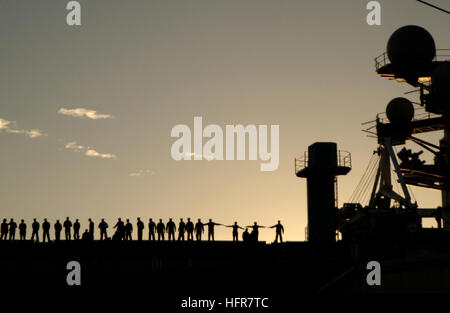 060104-N-7711S-078 Coronado, Kalifornien (4. Januar 2006) - Segler auf dem Flugdeck an Bord der USS Ronald Reagan (CVN-76) Form-Up während der Vorbereitung auf die Schienen, während der Vorbereitungen in Gang kommen von ihrem Heimathafen am Naval Air Station North Island Mann. Mehr als 5.500 Segler, Ronald Reagan Carrier Strike Group zugewiesen eingesetzt zur Unterstützung der globalen Krieg gegen den Terrorismus und Sicherheit im Seeverkehr Operationen. Dies ist die Jungfernfahrt Bereitstellung für die Marine neueste Nimitz-Klasse nuclear powered Flugzeugträger. Foto: U.S. Navy des Fotografen Mate Flieger Christine singen (freigegeben) US Navy 060104-N-7711S Stockfoto