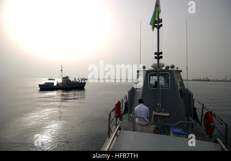 Dschibuti-Stadt, Djibouti--15. Juni 2006--Djiboutian Seeleute warten die Eingewöhnung der Parade von Schiffen zur Überprüfung.  Dschibuti-Marine Schiffe versammelten sich am Hafen von Dschibuti heute für eine Feier der neu erworbenen Schiffe. Vier kleine Schiffe der United States Coast Guard Herkunft trat die kleine Flotte. U.S. Navy Photo von Masse Kommunikation Spezialist zweiter Klasse Roger S. Duncan. (FREIGEGEBEN) UNS Marine 060615-N-0411D-014 Djiboutian versammelten sich Marine Schiffe im Hafen von Dschibuti-Stadt für eine Feier des neu erworbenen Marine Schiffe Stockfoto