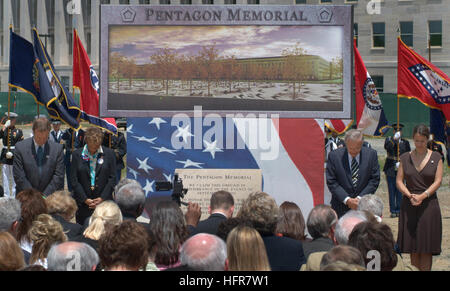 060615-N-2383B-063 Pentagon, Arlington, Virginia (15. Juni 2006) - Zeremonie Teilnehmer Stand im Gebet während der Segnung und Abschluss des Pentagon Spatenstich für das 9/11 Memorial Monument. Von links sind Familienmitglieder Pentagon James J. Laycheck, Präsident des Pentagon Memorial Fund und deren Vizepräsidentin Frau Rosemary Dillard, entgegengesetzten Ende Verteidigungsminister Donald H. Rumsfeld und einer der Gedenkstätte Architekten Julie Beckman. Das Denkmal auf dem West-Rasen des Pentagons haben 184 freitragenden Bänke, in Erinnerung an jedes Opfer des Terroranschlags auf die Stockfoto