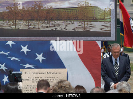 060615-N-2383B-067 Pentagon, Arlington, Virginia (15. Juni 2006) - Verteidigungsminister Donald H. Rumsfeld im Gebet während der Segnung und Abschluss des Pentagon Spatenstich für die 9/11-Denkmal steht.  Das Denkmal auf dem West-Rasen des Pentagons haben 184 freitragenden Bänke, in Erinnerung an jedes Opfer des Terroranschlags auf das Pentagon.  Bau soll im September 2008 abgeschlossen sein. Foto: U.S. Navy Chief Photographer's Mate Johnny Bivera (RELEASED) US Navy 060615-N-2383B-067 Secretary Of Defense Donald H. Rumsfeld steht im Gebet duri Stockfoto