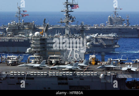 In Bildung zu Beginn der Übung Valiant Shield 2006 Segeln 060618-N-5961C-001 Philippinensee (18. Juni 2006) Ð Flugzeugträger USS Ronald Reagan (CVN-76), USS Kitty Hawk (CV-63) und USS Abraham Lincoln (CVN-72). Valiant Shield 2006 ist die größte gemeinsame Übung in der jüngeren Geschichte. Statt in der Guam Bedienbereich Juni 19-23, umfasst die Ausübung 28 Marineschiffe. In der Übung beteiligen sich fast 300 Flugzeuge und ca. 22.000 Service-Mitglieder aus der Marine, Luftwaffe, Marine Corps und Küstenwache. US Navy Foto des Fotografen Chief Mate Spike anrufen (freigegeben) U.S. Navy 060 Stockfoto