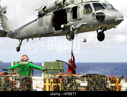 060624-N-7981E-073-Pazifik (24. Juni 2006) - Aviation Ordnancemen Waffen-Abteilung, g-1 Division zuordnen einen Fracht-Anhänger ein MH-60 Seahawk, Hubschrauber Meer bekämpfen Two One (HSC-21) zugewiesen während einer vertikalen Ordnance Offload USS Abraham Lincoln (CVN72) und das Military Sealift Command (MSC) Munition Schiff USNS Kiska (T-AE-35). Lincoln und eingeschifften Carrier Air Wing Two (CVW-2) werden derzeit in den westlichen Pazifik Bedienbereich. Foto: U.S. Navy des Fotografen Mate Flieger James R. Evans (RELELASED) US Navy 060624-N-7981E-073 Aviation Ordnancemen von Waffen Departmen Stockfoto