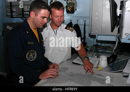 060628-N-7092S-003 an Bord der USS Monterey (CG-61) schauen 28. Juni 2006 - Lt. CMdR Rick Hughes, Operationsoffizier für Commander, Zerstörer Geschwader 24 (COMDESRON 24) und Lt. CMdR Lasse Hirsch, dänische Verbindungsoffizier, COMDESRON 24, über eine Seekarte Neptun Krieger das Schiff beteiligt. Der Neptune Warrior Kurs verbessert Koordination zwischen North Atlantic Treaty Organization (NATO) Verbündeten.  Foto: U.S. Navy Journalist 3. Klasse Brandon Shelander (freigegeben) US Navy 060628-N-7092S-003 Lt. CMdR Rick Hughes, Operationsoffizier für Commander, Zerstörer Geschwader 24 (COMDESRON 24) und Lt Stockfoto