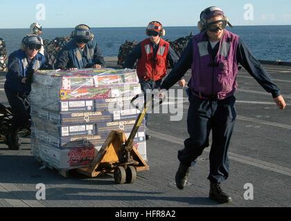 070628-N-6710M-006 CORAL SEA (28. Juni) - Mitglieder, die Cockpit Crew Transit Lieferungen während zugewiesen eine vertikale Nachschub (VERTREP) aus dem Flugdeck Dock Landungsschiff USS Tortuga (LSD-46), während der Durchführung im Gange Talisman Saber 07 (TS07). TS07 ist eine US-australischen Gelenk- und kombinierte Übung mit 32.000 militärische Mitglieder beider Nationen, die Krise Aktionsplanung und Abwicklung der Kontingenz Antwort in Land-, See- und Luft-Manöver feature wird. Foto: U.S. Navy Masse Kommunikation Spezialist Seemann Brandon Myrick (freigegeben) US Navy 070628-N-6710M-0 Stockfoto