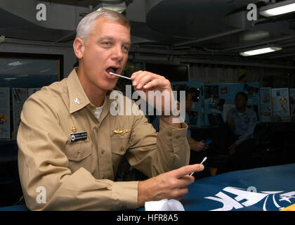 060628-N-6645H-025 Mayport, Florida (28. Juni 2006) - führt während der ShipÕs Knochenmark Antriebs- und Health Expo, Kapitän Todd A. Zecchin, Kommandierender Offizier USS John F. Kennedy (CV-67), ein Buccal Swab Sammlung Verfahren, die ein einfaches, nicht-invasive DNA-Sammlung Verfahren, das so zuverlässig wie eine Blutprobe zu nehmen ist. Entnommenen Proben werden an MarylandÕs c.w. 'Bill' Young Marrow Donor Center gesendet und geprüft, um festzustellen, ob die teilnehmenden Segler sind mögliche Kandidaten für Knochenmark-Spende. U.S. Navy Photo von PhotographerÕs Mate 3. Klasse Adam Herrada (freigegeben) Marine 060628-N-6645H-025 Durin Stockfoto