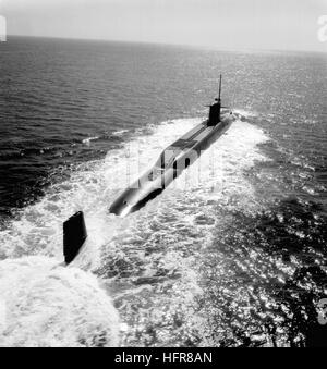 Eine Antenne Steuerbord Viertel Ansicht der Lafayette-Klasse nuklear angetriebene strategische Rakete u-Boot USS VON STEUBEN (SSBN-632) im Gange. USS Von Steuben-Sonnenuntergang Stockfoto