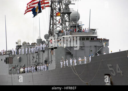 Ein Bogen Blick auf den Hafen von uns Navy (USN) Oliver Hazard Perry Kategorie Fregatte Lenkflugkörper, USS FORD (FFG-54), zeigen Matrosen manning die Schienen, als das Schiff kehrt in den Heimathafen am Naval Station (NS) Everett, Washington (WA), nach einem sechsmonatigen Einsatz nach Südamerika, wo es verschiedene Anti-Drogen-Operationen durchgeführt. USS Ford (FFG-54) Heimkehr Stockfoto