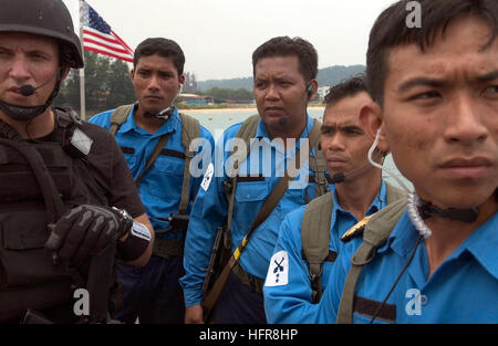 060727-N-9851B-006 Kemaman, Malaysia (27. Juli 2006) - Lt. j.g. Spencer Seufert, der boarding Officer eines Besuchs, Board, Suche und Beschlagnahme Team (VBS), bestehend aus US-Segler aus geführte Flugkörper Zerstörer USS Hopper (DDG-70) und Royal Malaysian Navy Matrosen, sammelt mit seinem Team auf dem Flugdeck der geführte Raketen Fregatte USS Crommelin (FFG 37) nach einem Expeditionary Internat. USS Crommelin und USS Hopper sind derzeit in der vierten Phase der Zusammenarbeit flott Reife und Ausbildung (CARAT) Teil. Karat ist eine jährlich stattfindende Serie von bilateralen maritimen Übungen zwischen der Einheit Stockfoto