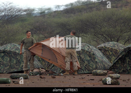 060805-N-0411D-018 Nginyang, Kenia (5. August 2006) - Lance Cpl. Adam Orozco, links, und Lance Cpl. Simon Lin montieren Sie eine Reihe von zwei-Mann-Zelte im Camp Lonestar. Lonestar wird über 300 Marines vom 1. Bataillon, 23. Marines für Übung Naturbrand beherbergen. Naturbrand ist die größte kombinierte Übung zwischen den östlichen afrikanischen Gemeinschaft Nationen und den Vereinigten Staaten. Es umfasst medizinische, Veterinär und engineering bürgerlichen Angelegenheiten Programme zusätzlich zu militärischen Übungen. Foto: U.S. Navy Mass Communication Specialist 2. Klasse Roger S. Duncan (freigegeben) uns Marine 060805-N-0411D-018 Lance Cpl Stockfoto