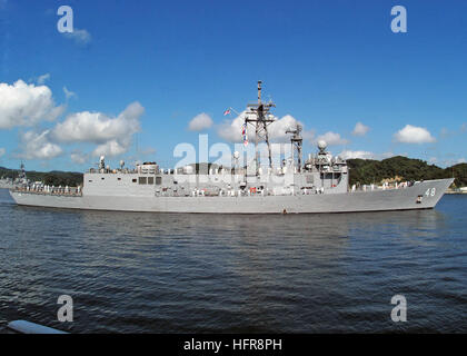 060814-N-4649C-003 Yokosuka, Japan (14. August 2006) - Mann Matrosen an Bord der Lenkflugkörper Fregatte USS Vandegrift (FFG-48) die Schienen, wie das Schiff am Pier für das letzte Mal als homeported Gefäß des Kommandanten, Flotte Aktivitäten Yokosuka, Japan fährt. Nachdem Teil der Zerstörer Geschwader 15 seit fast 10 Jahren, bewegt sich die Vandegrift auf seinem neuen Heimathafen San Diego. Foto: U.S. Navy Mass Communication Specialist 2. Klasse Chantel M. Clayton (freigegeben) US Navy 060814-N-4649C-003 Seeleute an Bord der Lenkflugkörper Fregatte USS Vandegrift (FFG 48) Mensch die Schienen, als das Schiff die p fährt Stockfoto