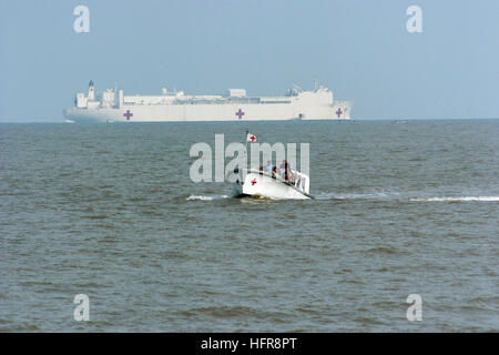 060814-N-6501M-123 Tarakan, Indonesien (14. August 2006) - sitzt das Military Sealift Command (MSC) Lazarettschiff USNS Mercy (T-AH 19) am Horizont als "Band-Aid One", einer der zwei Transport Boote Shuttle Patienten und Crew vom Schiff zum Ufer, wie die Crew medizinische und zahnmedizinische Versorgung am Standort Mamburungan Öffentlichkeitsarbeit bietet, befindet sich auf der Insel Tarakan. Barmherzigkeit weiter seiner einwöchigen Aufenthalt vor der Küste der kleinen indonesischen Insel befindet sich in der Provinz Ost-Kalimantan, während seine Mitglieder den dort lebenden Menschen humanitäre und politische Unterstützung gewähren. Barmherzigkeit ist im vierten Monat ihr fiv Stockfoto