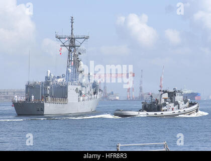 Der Schlepper USS Massapequa (YTB 807), Recht, Pausen abseits der geführte Raketen Fregatte USS Vandegrift (FFG-48) als die Fregatte fährt zum letzten Mal als Haus-portiert Gefäß des Kommandanten, Flotte Aktivitäten Yokosuka, Japan, 14. August 2006 Yokosuka-Bucht. Vandegrift bewegt sich auf seinem neuen Heimathafen San Diego, Kalifornien, nachdem Teil der Zerstörer Geschwader 15 seit fast zehn Jahren. DoD-Foto von Mass Communication Specialist 1. Klasse Paul J. Phelps, US Navy. (Freigegeben) USS Massapequa (YTB-807) Stockfoto