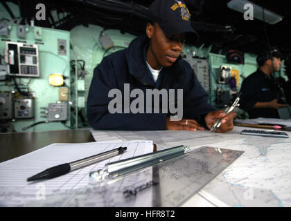 060818-N-6403R-004 Rotes Meer (18. August 2006) - Quartiermeister 3. Klasse Stephanie Foster von Marion, Louisiana charts Position des Schiffes in der pilot-Haus auf dem amphibischen Angriff Schiff USS Iwo Jima (LHD-7), während ein Nachschub auf dem Meer (RAS) mit der Military Sealift Command (MSC) im Gange Nachschub Öler USNS Kanawha (T-AO 196). Iwo Jima ist derzeit auf eine geplante Bereitstellung zur Unterstützung der Maritime Security Operations (MSO) in der Region. Foto: U.S. Navy Masse Kommunikation Spezialist Seemann Joshua T. Rodriguez (freigegeben) US Navy 060818-N-6403R-004 Quartiermeister 3. Klasse Stephanie Foste Stockfoto