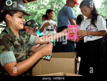 060817-N-0553R-001 San Fernando, Philippinen (17. August 2006) - Hospital Corpsman Samirah Abdullah und Lagerhalter Seemann Shane Spuhler beide befestigt, Naval Mobile Bau-Bataillon One (NMCB-1) Bonbon Taschen für die Grundschüler der Mabanengbeng nach der Eröffnungszeremonie für ihren Neubau in San Fernando, Philippinen ohnmächtig werden. NMCB-1 bereitgestellt 23 Seabees auf den Philippinen zu Übung Karat 2006, Teilnahme und arbeiten und trainieren mit der philippinischen Seabees. Die Seabees, während auf den Philippinen bereitgestellt wird zwei Klassenräume für die Mabanengbeng Grundschule errichten. Stockfoto