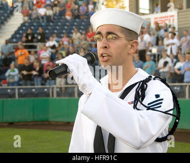 060819-N-3390M-019 Everett, Washington (19. August 2006) - Seemann Cameron Zibicowski zugewiesen, Naval Station Everett, singt die Nationalhymne zum Auftakt Military Appreciation Night im Memorial Stadium in Everett. Die Feier der Stadion-Mitarbeiter und Everett Aqua Sox Beamte bedankte sich bei militärischen Teammitglieder für ihre Dienste durch die Förderung der Truppe Unterstützung und als Hommage an die US-Streitkräfte. Foto: U.S. Navy Mass Communication Specialist 3. Klasse Douglas G. Morrison (freigegeben) U.S. Navy 060819-N-3390M-019 Seemann Cameron Zibicowski zugewiesen, Naval Station Everett, singt die Nat Stockfoto