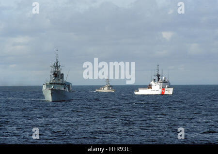 070831-N-7029R-037 Pazifik (31. August 2007) – versenden von links, kanadische Schiff HMCS Regina (FFH-334), peruanische BAP Sanchez AAS (26 CM) und US Coast Guard Cutter USCGC Thetis (WMEC 910) Dampf in Formation für eine Foto-Übung während PANAMAX 2007. PANAMAX 2007 ist eine gemeinsame und multinationalen Übung zugeschnitten auf die Verteidigung des Panama-Kanals mit zivilen und militärischen Kräfte aus der Region. US Navy Foto von Mass Communication Specialist 2. Klasse Alexia M. Riveracorrea (freigegeben)-US-Marine 070831-N-7029R-037 von links, kanadische Schiff HMCS Regina (FFH-334), peruanische Schiff BAP S Stockfoto