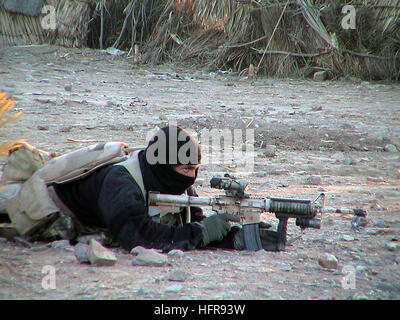 020124-N-6550T-005-Ost-Afghanistan (26. Januar 2002)--A US Navy SEAL Mitglied bietet Deckung für seine Mitspieler, die Förderung auf eine vermutete Lage der al-Qaida und Taliban Kräfte. Marine Spezialkräfte führen Missionen in Afghanistan zur Unterstützung der Operation Enduring Freedom.  US Navy Foto (freigegeben) US Navy SEAL Team-Mitglied in Afghanistan 2002 Stockfoto