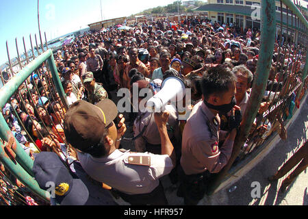 060823-N-6501M-033 Kupang, Indonesien (23. August 2006) - pflegen örtlicher Polizeikräfte Massenkontrolle, wie Tausende von Menschen sich um einen Bereich packen wo ärztliche und zahnärztliche Mitarbeiter von Military Sealift Command (MSC) Lazarettschiff USNS Mercy (T-AH 19) während eine medizinische und zahnmedizinische Versorgung Zivilklage Projekt betreuen. Barmherzigkeit ist im vierten Monat von ihrem fünfmonatigen humanitäre und politische Unterstützung Bereitstellung in Süd- und Südostasien, wo ihre Mannschaft hat bereits Tausende von Menschen behandelt. Foto: U.S. Navy Chief Masse Kommunikation Spezialist Edward G. Martens (freigegeben) US Navy 060823-N - Stockfoto