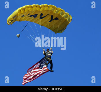 060812-N-1648R-094 San Diego (12. August 2006) - versinkt A US Navy ÒLeap FrogsÓ Fallschirm-Team-Mitglied im Qualcomm Stadium im Rahmen der Eröffnungsfeier für die San Diego ChargersÕ Military Appreciation Day. Die militärische Aufwertung Aktivitäten startete eine nationale Fußball-Liga Vorsaison Spiel zwischen der Ladegeräte und den Green Bay Packers. Foto: U.S. Navy Masse Kommunikation Spezialist Seemann Orlando Ramos (freigegeben) US Navy 060812-N-1648R-094 A U.S. Navy Sprung Frösche Fallschirm Teammitglied versinkt im Qualcomm Stadium im Rahmen der Eröffnungsfeier für die San Diego Chargers %% 5Ersquo, M Stockfoto